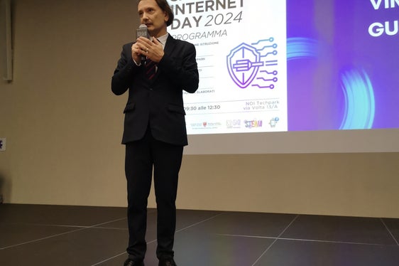 Il tema del progetto di quest’anno è stato scelto sulla base di numerosi colloqui avvenuti con gli insegnanti e gli studenti e ruota attorno all’intelligenza artificiale (AI), ha detto il sovrintendente Vincenzo Gullotta in occasione del Safer Internet Day 2024 (Foto: ASP/Direzione Istruzione e Formazione italiana)