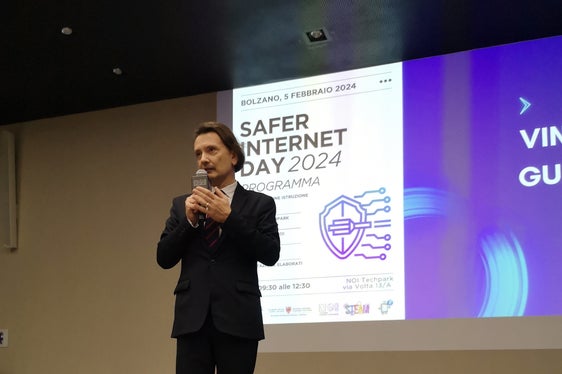 Il tema del progetto di quest’anno è stato scelto sulla base di numerosi colloqui avvenuti con gli insegnanti e gli studenti e ruota attorno all’intelligenza artificiale (AI), ha detto il sovrintendente Vincenzo Gullotta in occasione del Safer Internet Day 2024 (Foto: ASP/Direzione Istruzione e Formazione italiana)