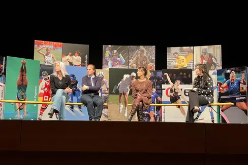 Südtiroler Spitzenathletinnen im Fokus (v.l.): Antonella Bellutti, Gerda Weissensteiner und Tania Cagnotto mit Moderatorin Diletta La Rosa. (Foto: LPA)
