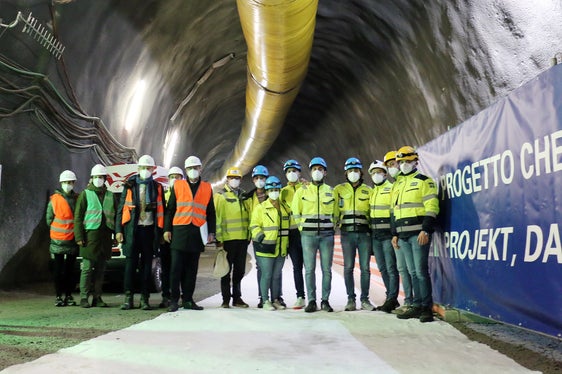LR Alfreider und LH Kompatscher (vorne v.r.) mit einem Teil des BBT-Teams bei der Ankunft der TBM Serena am Brenner. (Foto: LPA/Ingo Dejaco)