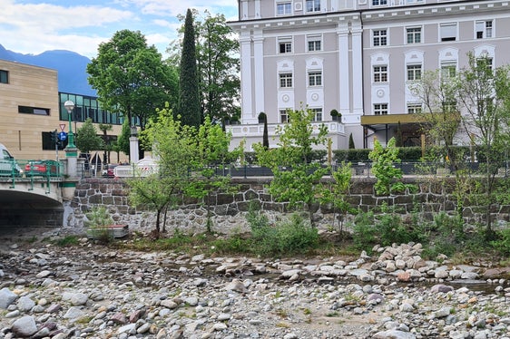 Pulito e stuccato. Il rinnovato muro d'argine sul lato sinistro orografico del Passirio tra il ponte del teatro (a sinistra nella foto) e la passerella Martin Lutero. (Foto: ASP/Ufficio bacini montani ovest)