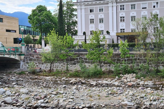 Pulito e stuccato. Il rinnovato muro d'argine sul lato sinistro orografico del Passirio tra il ponte del teatro (a sinistra nella foto) e la passerella Martin Lutero. (Foto: ASP/Ufficio bacini montani ovest)