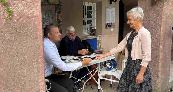 Aktion der Villa Freischütz: Eine Besucherin übergibt den IT-Experten ihr altes Handy. (Foto: Stiftung Navarini-Ugarte)