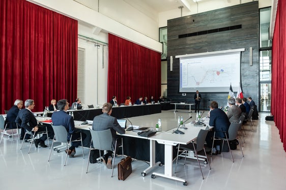 Altri temi discussi durante l'incontro sono stati lo sviluppo sostenibile congiunto nei bacini idrografici vicini al confine nella Val Monastero e nell'Alta Val Venosta, la cooperazione nella protezione civile, l'assistenza sanitaria transfrontaliera e la conservazione dei monumenti. (Foto: ASP/Ivo Corrà)