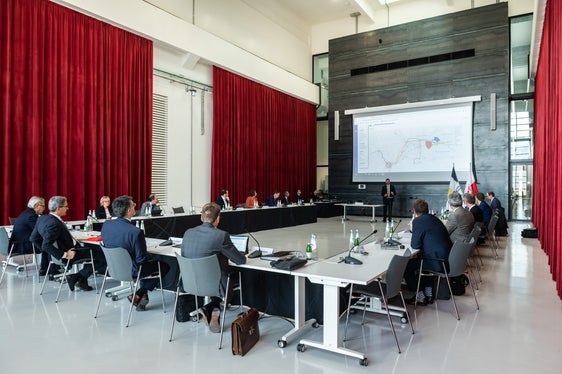 Altri temi discussi durante l'incontro sono stati lo sviluppo sostenibile congiunto nei bacini idrografici vicini al confine nella Val Monastero e nell'Alta Val Venosta, la cooperazione nella protezione civile, l'assistenza sanitaria transfrontaliera e la conservazione dei monumenti. (Foto: ASP/Ivo Corrà)