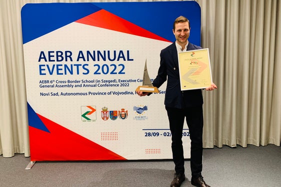 Stefan Graziadei von der Euregio mit dem Sail-of-Papenburg-Preis (Foto: Euregio)