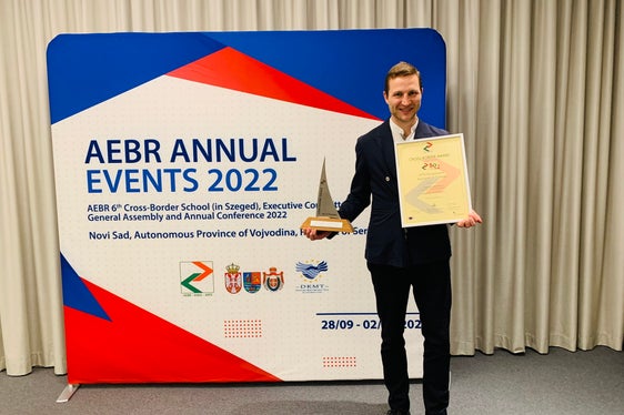 Stefan Graziadei dell'Euregio con il Premio Sail of Papenburg (Foto: Euregio)