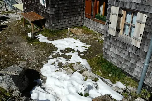 Le due pietre inserite nel terreno vanno ad evidenziare il confine tra Austria e Italia (Foto: Whgler – Eigenes Werk, CC BY-SA 3)