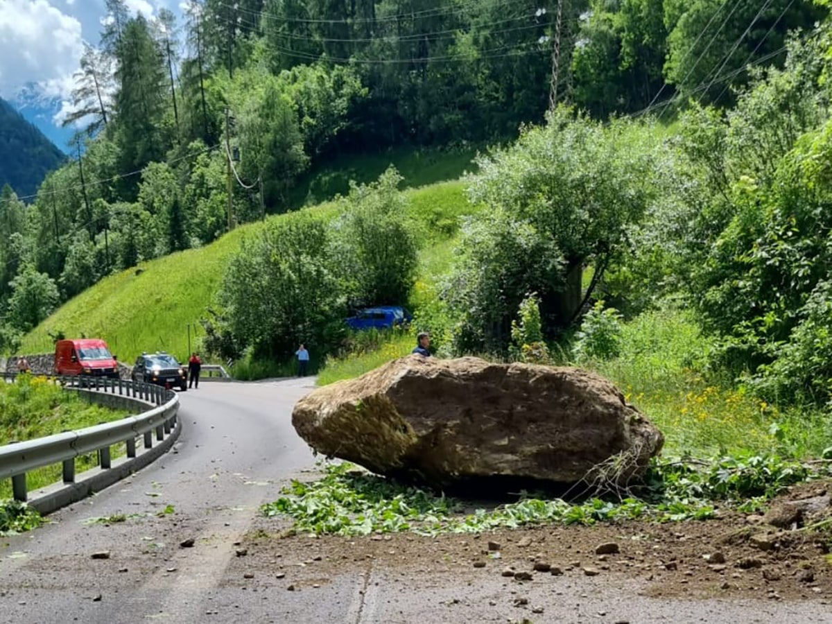 A causa della caduta massi del 5 giugno, la strada che porta in Val Senales, vicino a Ratisio Nuovo, rimarrà chiusa ancora a lungo. Devono essere costruite strutture di protezione. La strada verrà aperta brevemente al traffico tre volte al giorno. (Foto: ASP/Servizio strade)