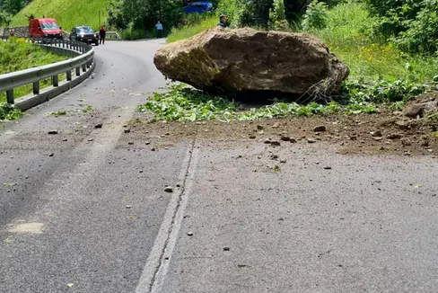 Wegen des Felssturzes vom 5. Juni bleibt die Straße ins Schnalstal bei Neuratheis länger gesperrt. Schutzvorrichtungen müssen gebaut werden. Dreimal täglich wird die Straße kurz für den Verkehr geöffnet. (Foto: LPA/Straßendienst)