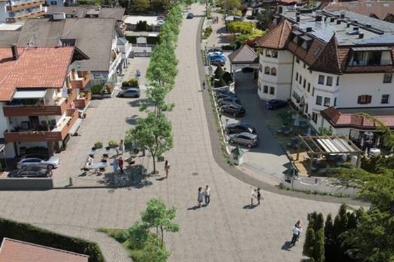 Das Rendering zeigt das Ortszentrum von Rabland, das zur Fußgängerzone umgestaltet werden soll. (Foto: LPA/Amt für Infrastrukturen)