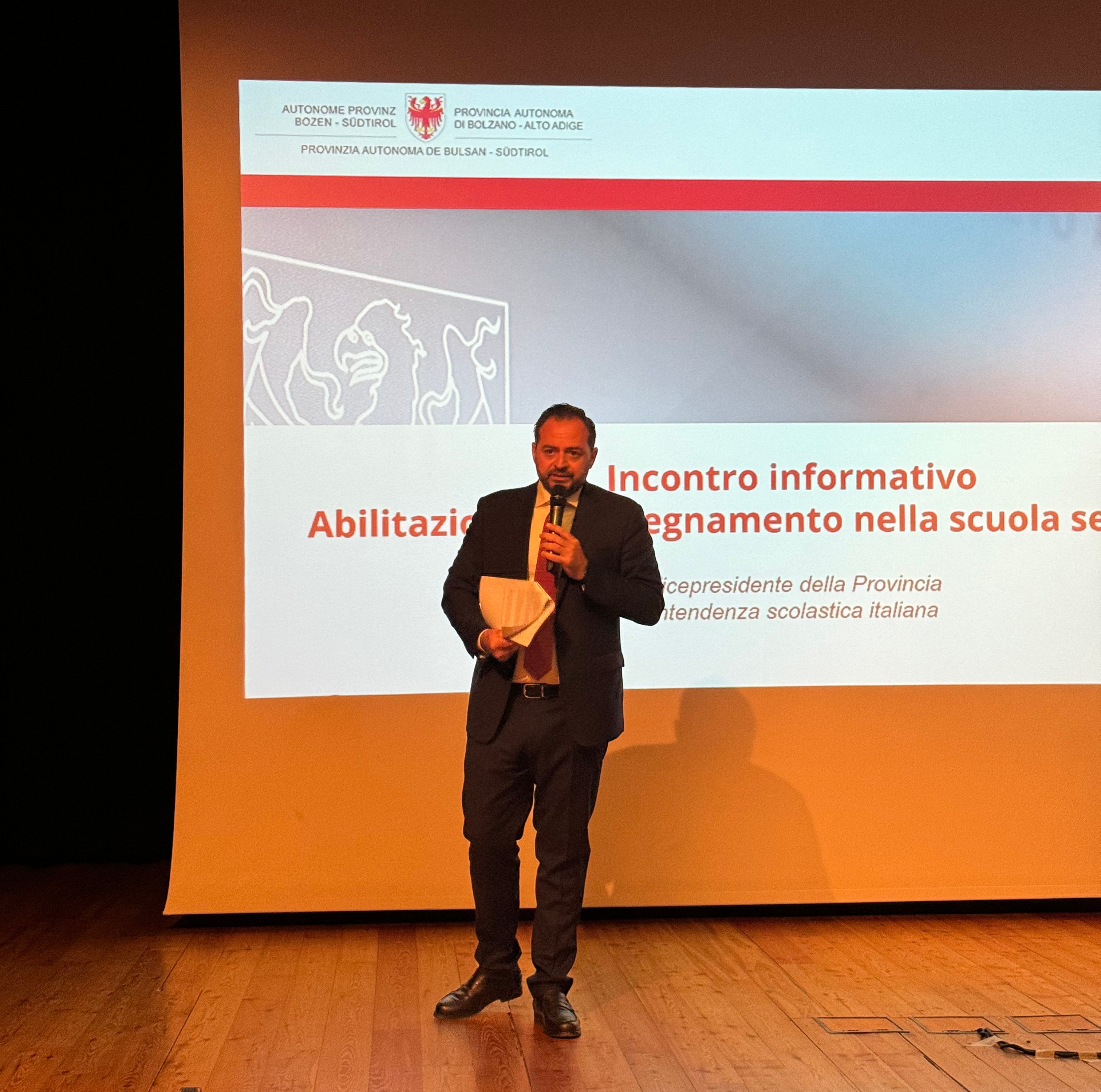 “Il mondo dei cosiddetti precari mi sta molto a cuore”, ha detto ieri (16 maggio) il vicepresidente Galateo nell'incontro informativo con i docenti a tempo determinato (Foto: ASP/Direzione Istruzione e Formazione italiana)