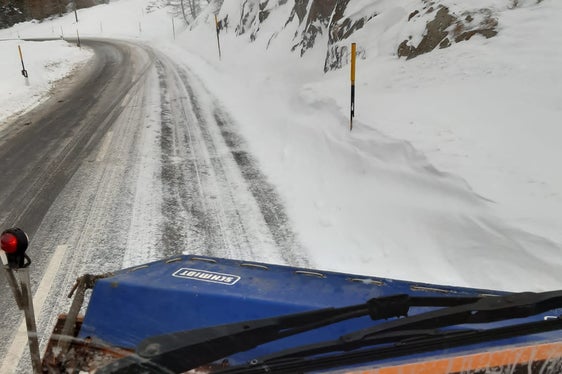 Bereits am gestrigen Vormittag begannen die Mitarbeiter des Landesstraßendienstes mit den präventiven Salzstreuungen. (Foto: Agentur für Bevölkerungsschutz/Landesstraßendienst)