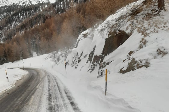 Bereits am gestrigen Vormittag begannen die Mitarbeiter des Landesstraßendienstes mit den präventiven Salzstreuungen. (Foto: Agentur für Bevölkerungsschutz/Landesstraßendienst)