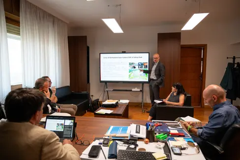 Günther Burger illustra, per il Dipartimento Europa, Lavoro e Personale, il progetto pilota al Ministero del Lavoro e delle Politiche Sociali a Roma. (Foto: USP/Studio154)