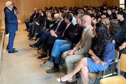 Der kalabrische Unternehmer Tiberio Bentivoglio berichtete den Schülerinnen und Schülern sowie Vertretungen der italienischen Schulwelt über seine Lebensgeschichte und den Kampf gegen die kalabrische Mafia. (Foto: LPA)