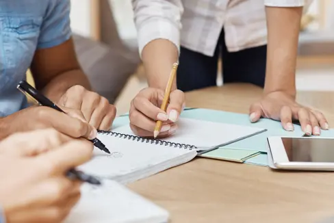 Nuove regole per i tirocini estivi negli uffici dell'Amministrazione provinciale: il compenso viene aumentato di 10 o 15 euro al giorno, le ore di lavoro giornaliere vengono ridotte da un minimo di 7,36 o 8 ore al giorno a 6 ore e la durata minima del tirocinio viene fissata da 6 a 4 settimane. (Foto: USP/Freepik, l'immagine può essere utilizzata solo per la pubblicazione di questo comunicato stampa)