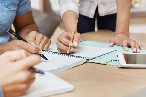 Nuove regole per i tirocini estivi negli uffici dell'Amministrazione provinciale: il compenso viene aumentato di 10 o 15 euro al giorno, le ore di lavoro giornaliere vengono ridotte da un minimo di 7,36 o 8 ore al giorno a 6 ore e la durata minima del tirocinio viene fissata da 6 a 4 settimane. (Foto: USP/Freepik, l'immagine può essere utilizzata solo per la pubblicazione di questo comunicato stampa)