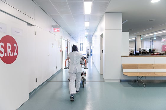 Die Versorgung von Menschen mit akuten und chronischen Schmerzen soll verbessert werden: In ihrer Sitzung vom 1. April hat die Landesregierung auf Vorschlag von Gesundheitslandesrat Hubert Messner das Modell des Netzwerks der Schmerztherapie auf Landesebene gutgeheißen. Das Symbolbild entstand im Krankenhaus Bozen. (Foto: LPA/Claudia Corrent)