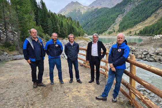 Lokalaugenschein: (v.l.) Amtsdirektor Peter Egger, Baustellenleiter Florian Nössing, Gewässerökologe Peter Hecher, Bürgermeister der Gemeinde Martell Georg Altstätter, Direktor des Funktionsbereichs Wildbachverbauung Fabio De Polo (Foto: LPA/Landesamt für Wildbach- und Lawinenverbauung West)