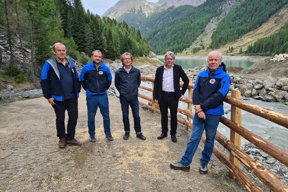 Lokalaugenschein: (v.l.) Amtsdirektor Peter Egger, Baustellenleiter Florian Nössing, Gewässerökologe Peter Hecher, Bürgermeister der Gemeinde Martell Georg Altstätter, Direktor des Funktionsbereichs Wildbachverbauung Fabio De Polo (Foto: LPA/Landesamt für Wildbach- und Lawinenverbauung West)