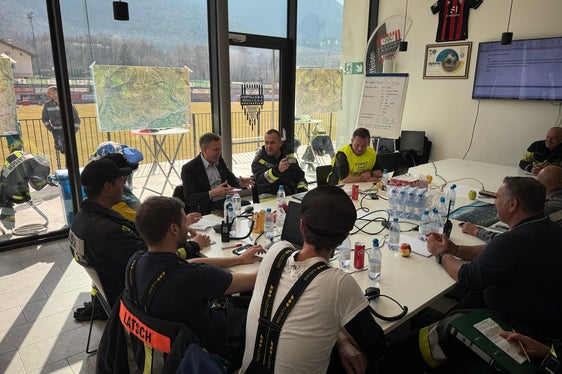 Forstwirtschaftslandesrat Luis Walcher (Dritter von rechts) hat sich heute Mittag in der Einsatzzentrale in Latsch ein Bild von der Lage beim Waldbrand am Sonnenberg verschafft. (Foto: LPA)
