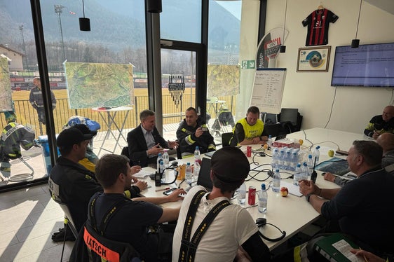 Forstwirtschaftslandesrat Luis Walcher (Dritter von rechts) hat sich heute Mittag in der Einsatzzentrale in Latsch ein Bild von der Lage beim Waldbrand am Sonnenberg verschafft. (Foto: LPA)