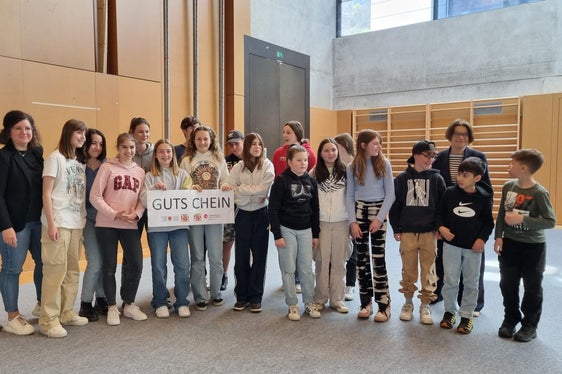 Gruppenbild der Schülerinnen und Schüler, die sich mit ihren Arbeiten die ersten Plätze geholt haben. (Foto: LPA/Bildungsdirektion)