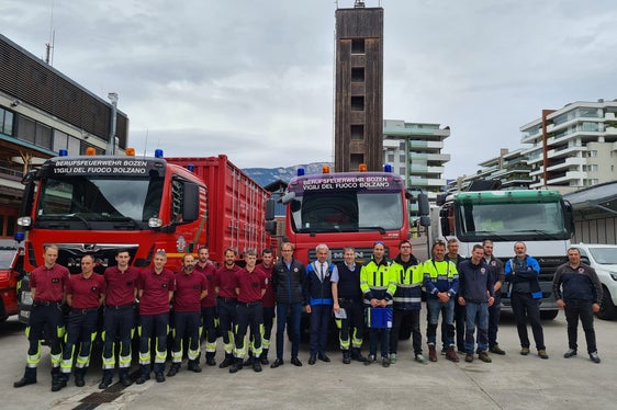 Gruppenfoto mit Agenturdirektor, Landesrat und stellvertretendem Kommandanten der Berufsfeuerwehr (Bildmitte, von links) vor der Abfahrt (Foto: Berufsfeuerwehr/Felix Reggiani)