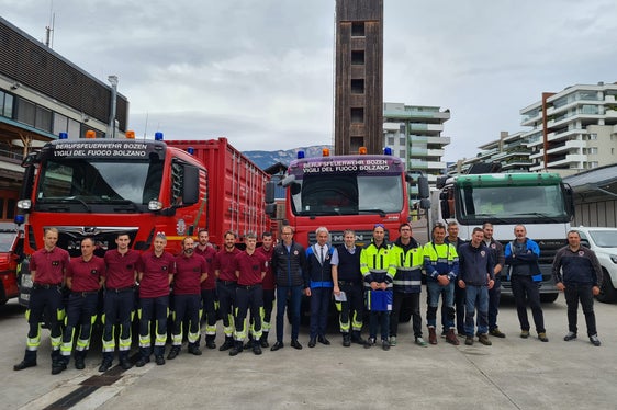 Gruppenfoto mit Agenturdirektor, Landesrat und stellvertretendem Kommandanten der Berufsfeuerwehr (Bildmitte, von links) vor der Abfahrt (Foto: Berufsfeuerwehr/Felix Reggiani)