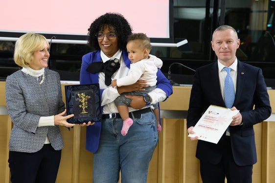 Ein Preis ging an die Finanzkommunikatorin und Pädagogin, Aminata Gabriella Fall (Foto: Trentino Sviluppo)
