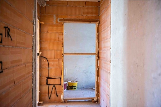 Von allen vergebenen Aufträgen gingen 81 Prozent an Unternehmen mit Sitz in Südtirol. Besonders hoch ist der Anteil bei Bauaufträgen mit 93,1 Prozent gefolgt von Dienstleistungen mit 64,1 Prozent. Bei Lieferaufträgen liegt er bei 41,8 Prozent – hier kommen oft gesamtstaatliche Anbieter von außerhalb zum Zug, etwa im Bereich medizinisches Material, das in Südtirol nicht produziert wird. (Foto: LPA/Claudia Corrent)