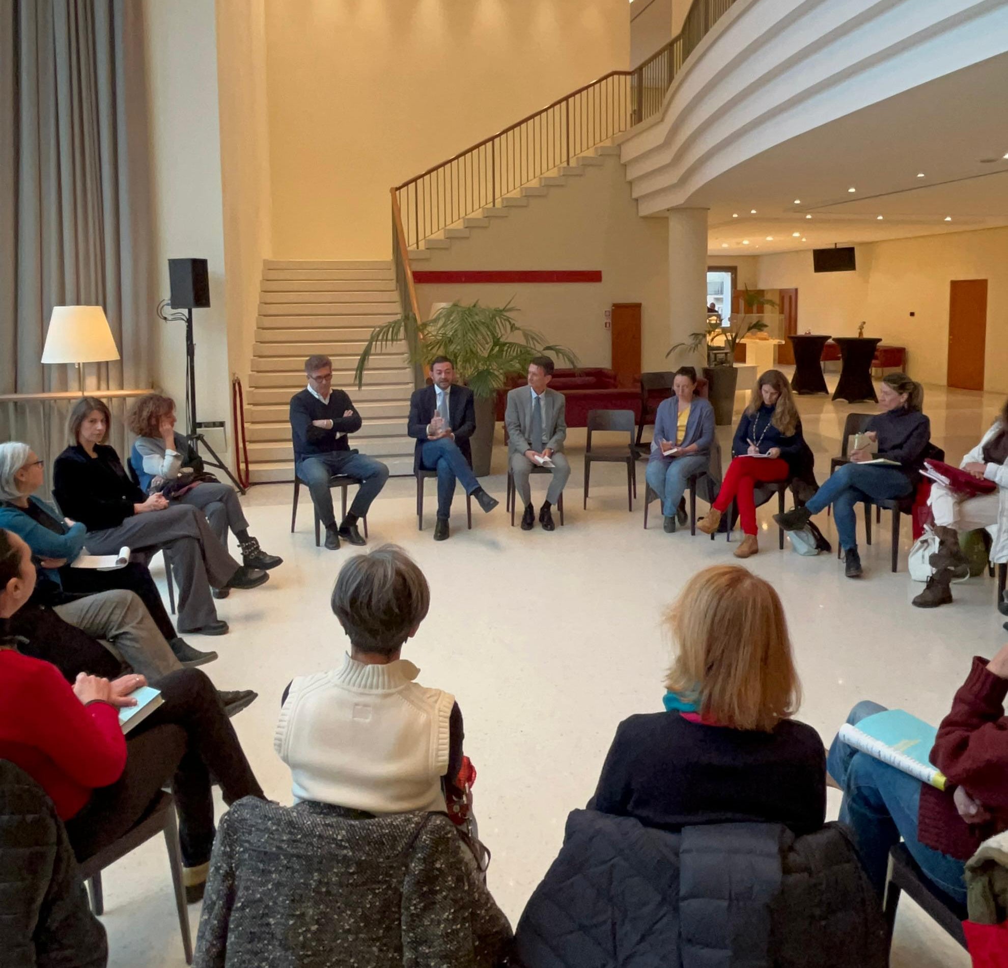 Al centro, il direttore del Teatro Stabile di Bolzano Walther Zambaldi, l'assessore Marco Galateo e il sovrintendente scolastico Vincenzo Gullotta alla riunione del 1° dicembre. (Foto. USP)