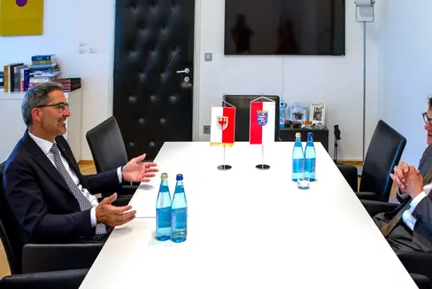 Un momento del colloquio tra il presidente della Giunta provinciale Arno Kompatscher e il primo ministro dell'Assia Boris Rhein (Foto: ASP/Fabio Brucculeri)