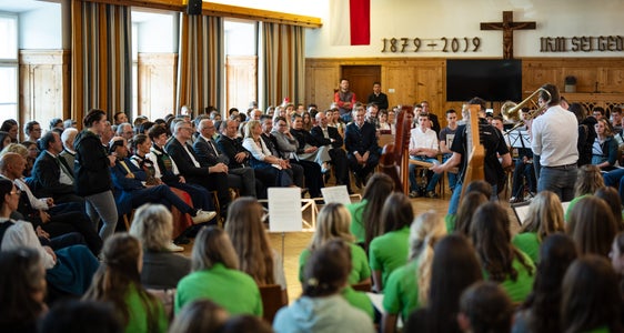 Land- und hauswirtschaftliche Fertigkeiten, Tanz, Musik und Sprache: Beim Festakt stellten Schülerinnen und Schüler die Workshop-Ergebnisse des Kulturtags vor. (Foto: Land Tirol/Fitsch)