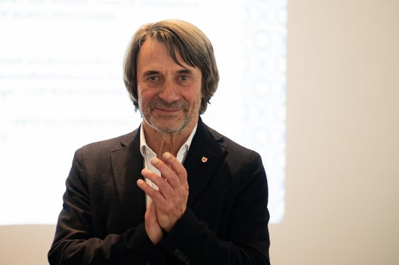 Projektarbeiten der Teilnehmenden sind äußerst gelungen und liefern wertvolle Impulse für die zukünftige Arbeit im Gesundheitsbereich: Gesundheitslandesrat Hubert Messner beim Abschluss des ersten Management-Lehrgangs für den Gesundheitsbereich, organisiert von Land Südtirol, Südtiroler Sanitätsbetrieb und Freier Universität Bozen. (Foto: LPA/Manuela Tessaro)