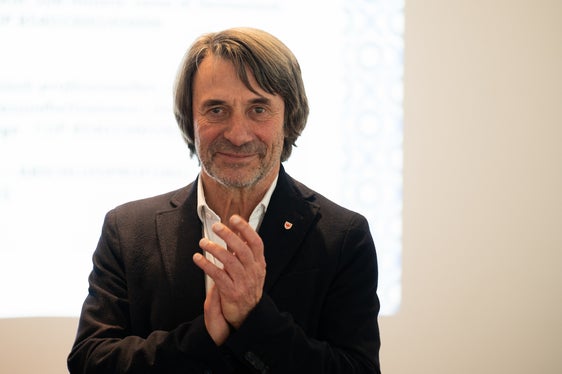 “L'impegno dei partecipanti fornisce preziosi impulsi per il lavoro futuro nel settore sanitario, ha affermato l'assessore provinciale Hubert Messner, in chiusura del primo corso di management per il settore sanitario organizzato dalla Provincia di Bolzano, dall'Azienda sanitaria dell'Alto Adige e dalla Libera Università di Bolzano (Foto: USP/Manuela Tessaro)