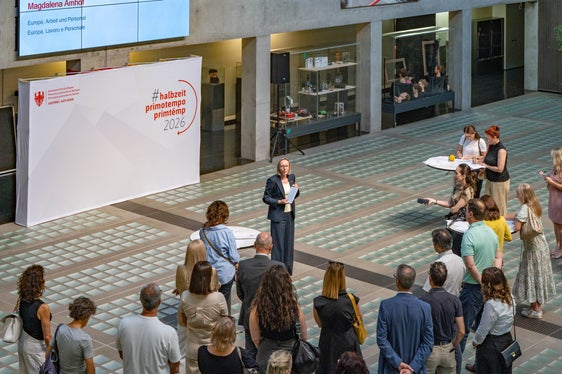 La conferenza stampa di metà mandato #primotempo si è svolta il 1° luglio alla Scuola professionale provinciale per l’artigianato e l’industria in via Roma, a Bolzano. (Foto: USP/Greta Stuefer)