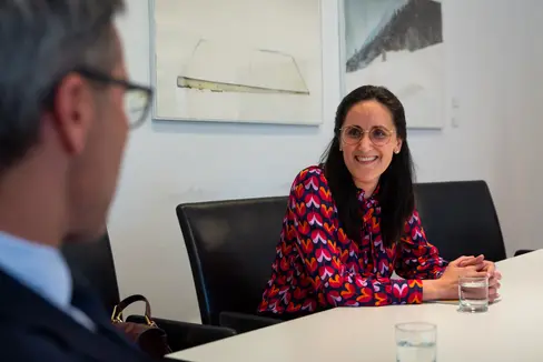Die neue Volksanwältin Veronika Meyer hat sich mit Landeshauptmann Arno Kompatscher zu einem ersten Gespräch getroffen. (Foto: LPA/Fabio Brucculeri)