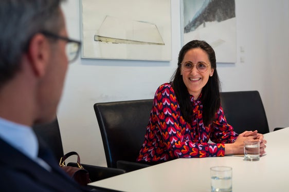 Die neue Volksanwältin Veronika Meyer hat sich mit Landeshauptmann Arno Kompatscher zu einem ersten Gespräch getroffen. (Foto: LPA/Fabio Brucculeri)