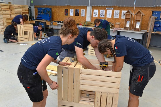 Il Team Italy 2 presso una postazione GaLaBau, dedicata al giardinaggio e alla paesaggistica: il compito consisteva nel realizzare pavimentazioni, posare lastre, erigere muri, stendere prato a rotoli e realizzare una piantumazione. (Foto: USP/Scuola professionale Laimburg)