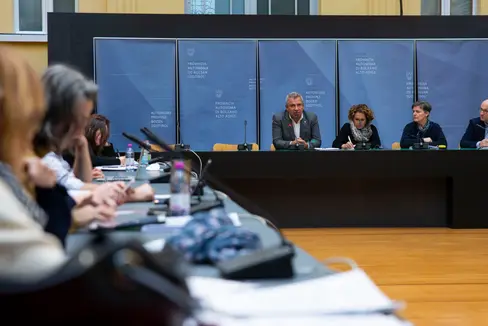 Il capo-negoziatore Alexander Steiner (direttore generale della Provincia di Bolzano, a sinistra sul tavolo): Le trattative sul contratto collettivo d'intercomparto verranno condotte in parallelo, il contratto per il periodo scaduto 2019-2021 e il primo contratto parziale per il periodo 2022-2024 dovrebbero essere firmati in rapida successione. (Foto: ASP/Fabio Brucculeri)