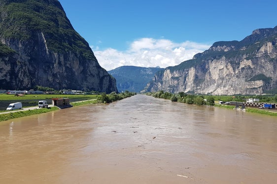 Die Hauptspitze der Hochwasserwelle ist gegen Mittag in Salurn (im Bild) vorbeigezogen. (Foto: Agentur für Bevölkerungsschutz/Amt für Hydrologie und Stauanlagen)
