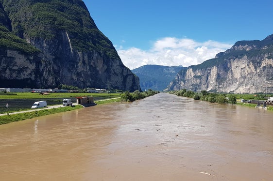 Die Hauptspitze der Hochwasserwelle ist gegen Mittag in Salurn (im Bild) vorbeigezogen. (Foto: Agentur für Bevölkerungsschutz/Amt für Hydrologie und Stauanlagen)
