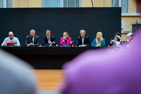 Stellten heute das Angebot der öffentlichen Delegation vor: v.l. Ressortdirektor Günther Burger, Generaldirektor Alexander Steiner, Landeshauptmann Kompatscher, Landesrätin Amhof, der Vorsitzende der Landesagentur für Gewerkschaftsbeziehungen Hermann Troger und die Agenturmitglieder Brunhild Pircher und Domenico Laratta. (Foto: LPA/Fabio Brucculeri)