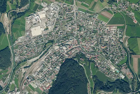 Anche quest'anno le minori entrate dall'IMI e dall'occupazione del suolo pubblico saranno compensate ai Comuni dalla Provincia. Nella foto, Brunico dall'alto..