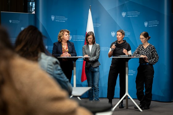 Bestimmte gesellschaftliche Ungleichheiten und Machtkonstellationen begünstigen das Auftreten sexualisierter Gewalt“, hob die Leiterin der Forschungsplattform und Co-Studienleiterin Gundula Ludwig (2.v.r.) hervor. (Foto: LPA/Fabio Brucculeri)