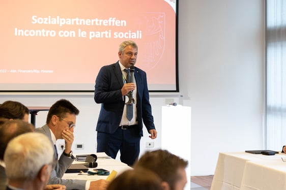 Il direttore generale Alexander Steiner ha presentato il bilancio provinciale per il triennio 2023-2025 (Foto: ASP/Visualite/Luca Guadagini)