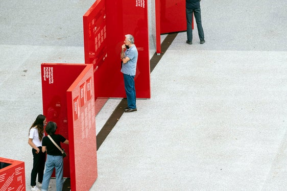 Jede Stele steht für ein Thema, erschließt sich also einzeln, bettet sich aber doch in den Gesamtkontext der Ausstellung ein. (Foto: LPA/Ivo Corrà)