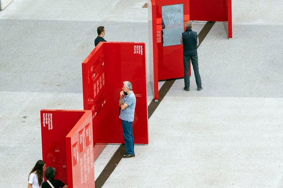 Jede Stele steht für ein Thema, erschließt sich also einzeln, bettet sich aber doch in den Gesamtkontext der Ausstellung ein. (Foto: LPA/Ivo Corrà)
